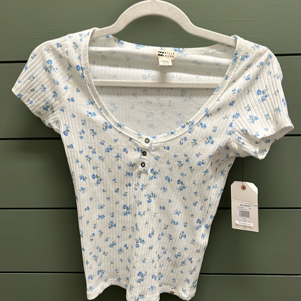 Billabong floral tee “little buttons” NWT